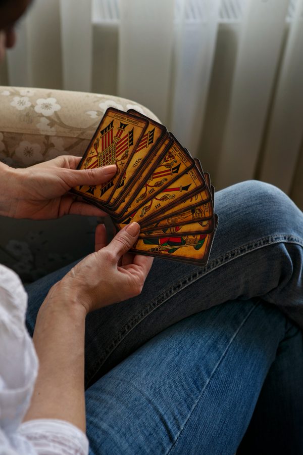 Spielkarten und Würfel auf einem Tisch – Strategieanalyse von Kartenspielen