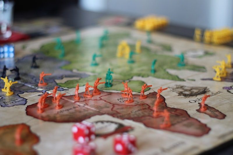 Zwei Personen spielen ein Premium-Brettspiel am Holztisch