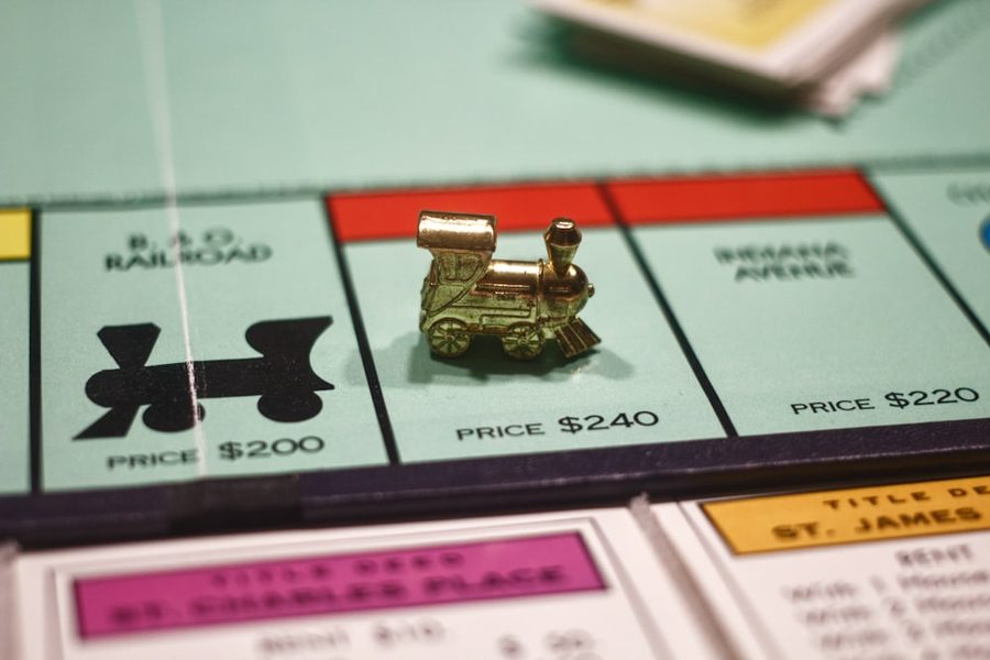 Brettspielkomponenten auf einem Holztisch – Spieltest in der Redaktion